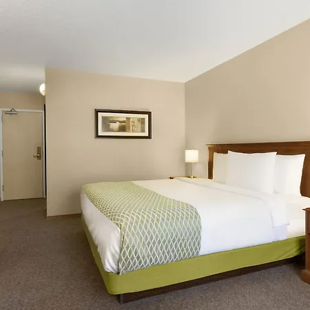 Colonial Square Inn & Suites Saskatoon Exterior photo
