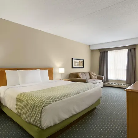 Colonial Square Inn & Suites Saskatoon Exterior photo