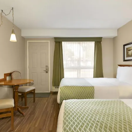 Colonial Square Inn & Suites Saskatoon Exterior photo