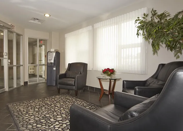 Colonial Square Inn & Suites