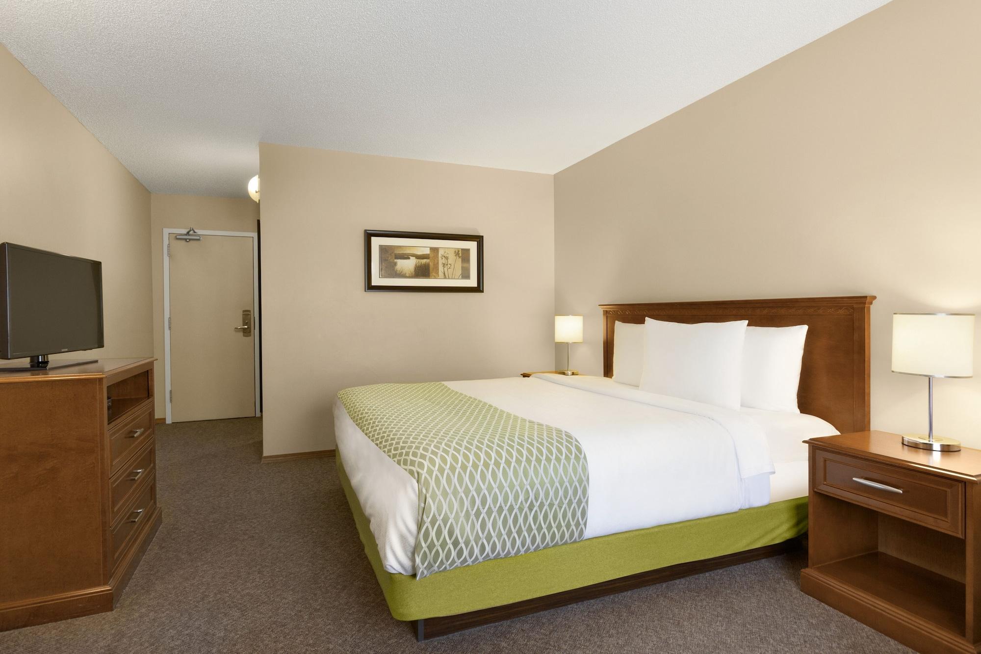 Colonial Square & 3* Saskatoon