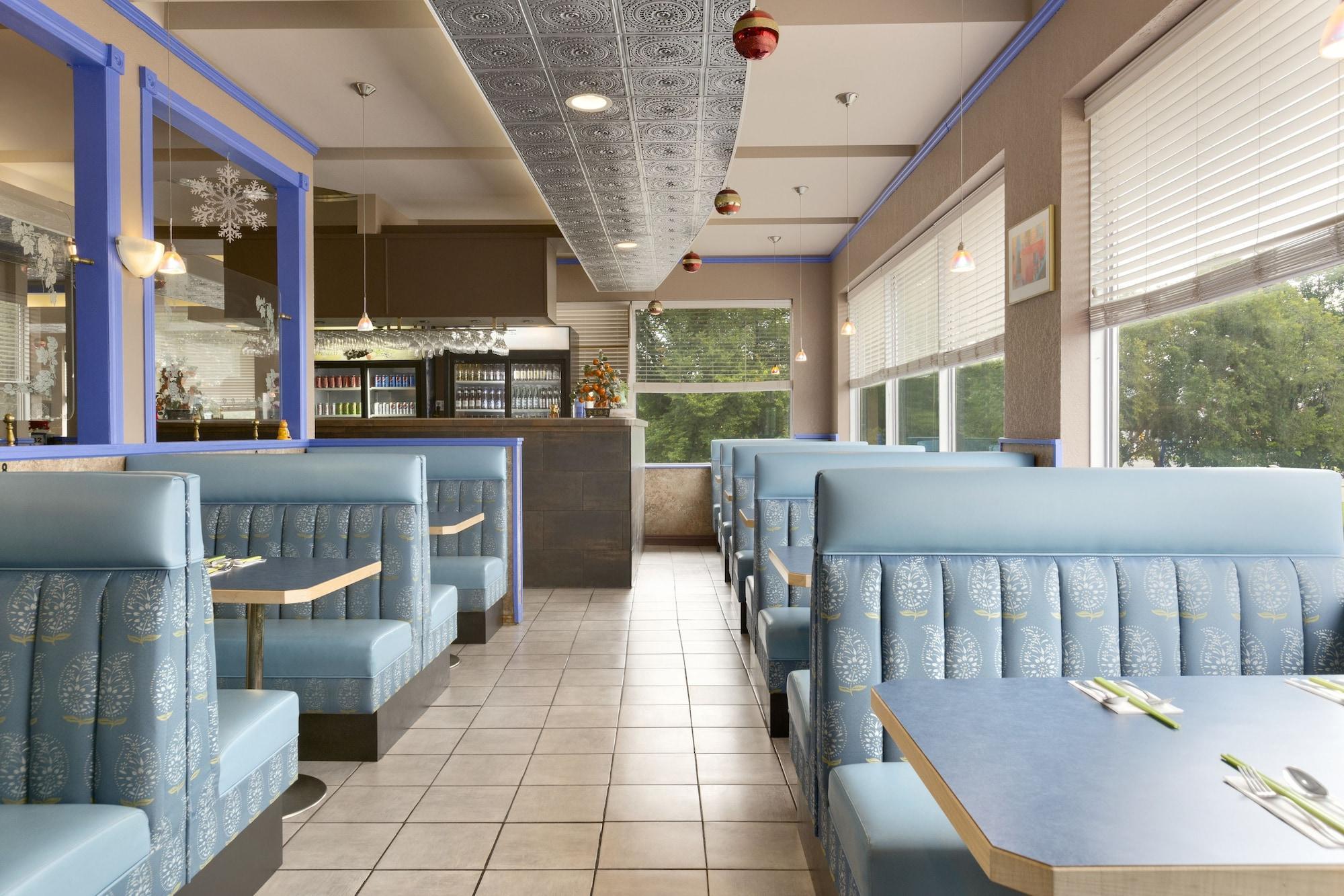 Colonial Square & Motel 3*