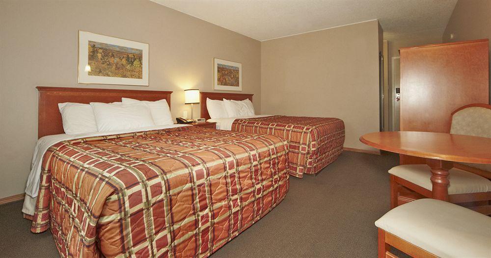 Colonial Square & 3* Saskatoon