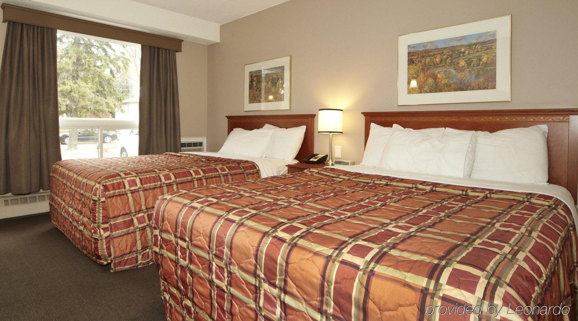 Colonial Square & 3*